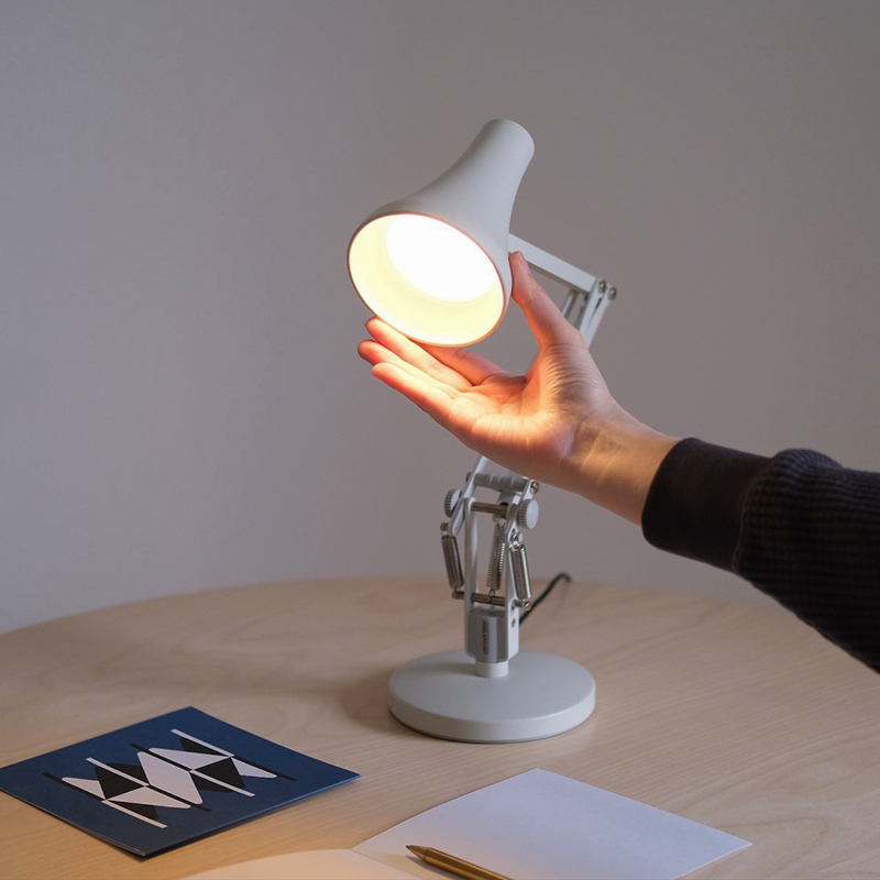 リモートワークに！機能的なミニデスクライト「ANGLEPOISE」