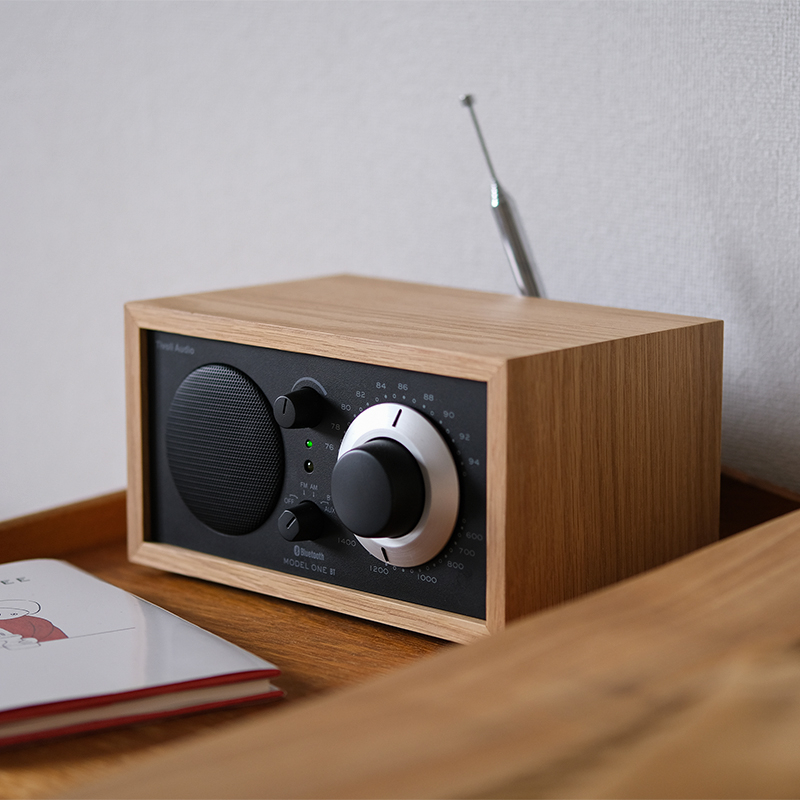 木製家具のような、シックなオーディオ「Tivoli Audio Model One BT」