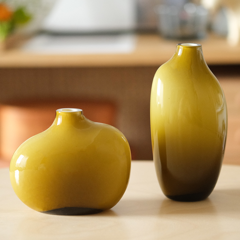 誰でも簡単に、美しく飾れるフラワーベース「SACCO」